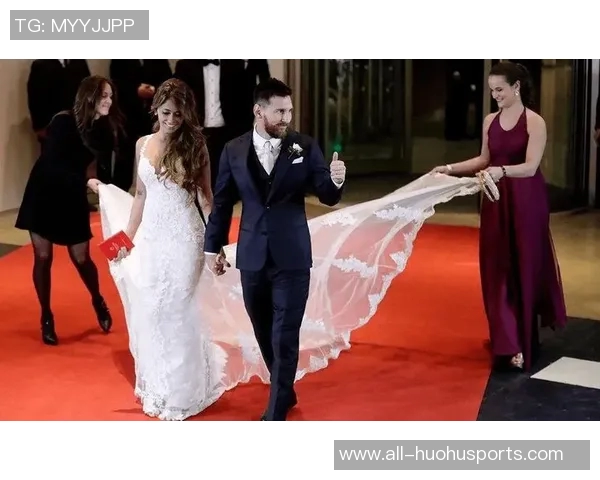 模特与梅西夫妇同框合影安东内拉T恤印梅西亲吻大力神杯瞬间