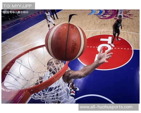 前爵士双煞戈贝尔米切尔赛场趣味互动赌现金引发球迷热议