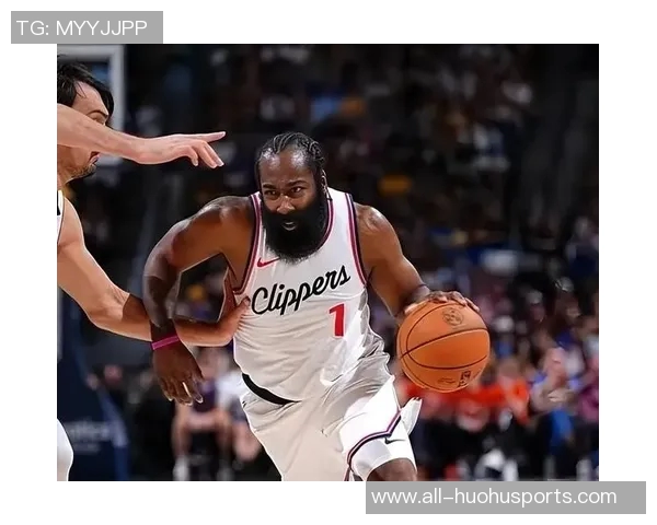 快船赢球海报曝光小卡笑容灿烂哈登背影引发球迷热议